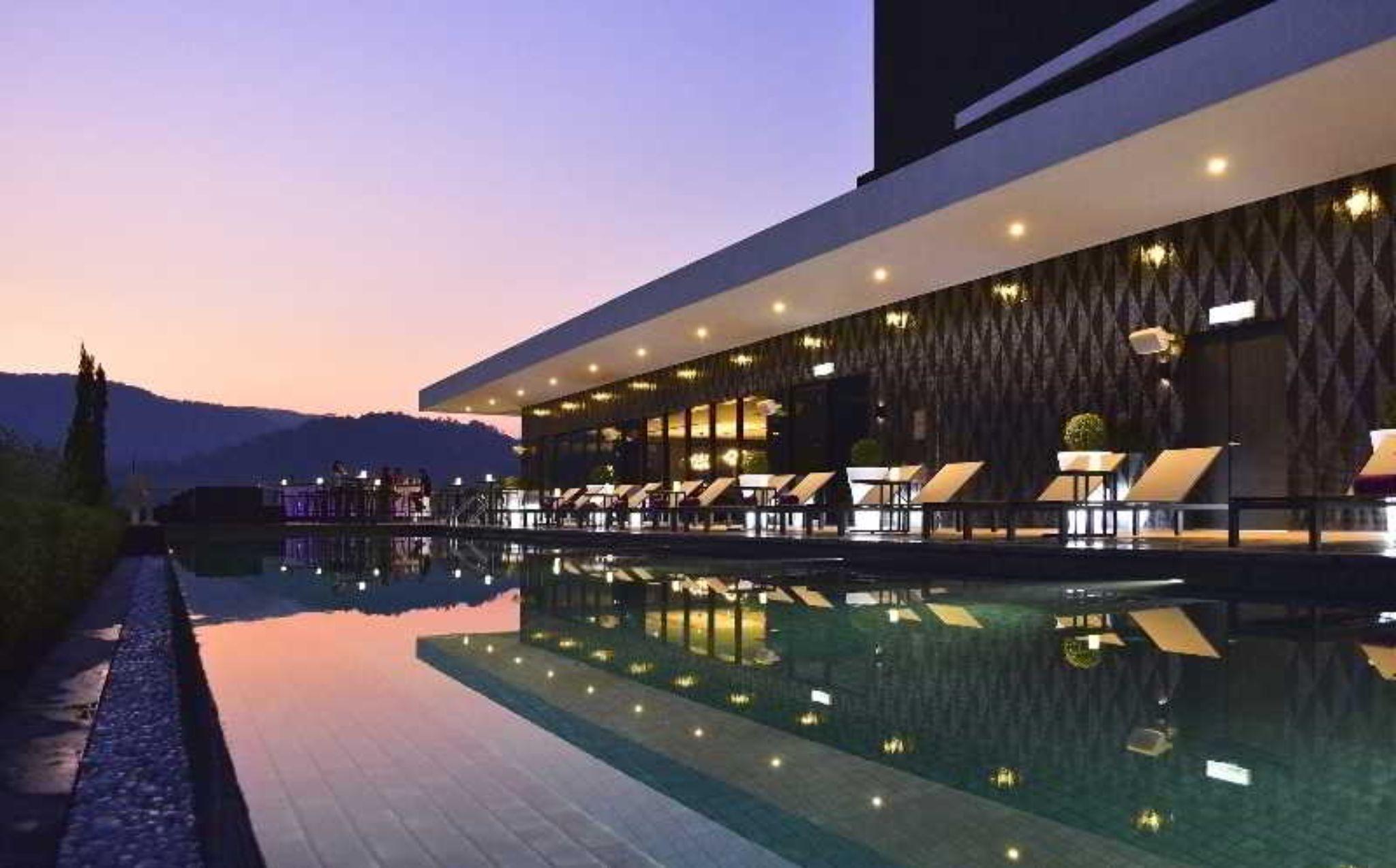G Hotel Kelawai Tanjung Tokong Zewnętrze zdjęcie The hotel's pool