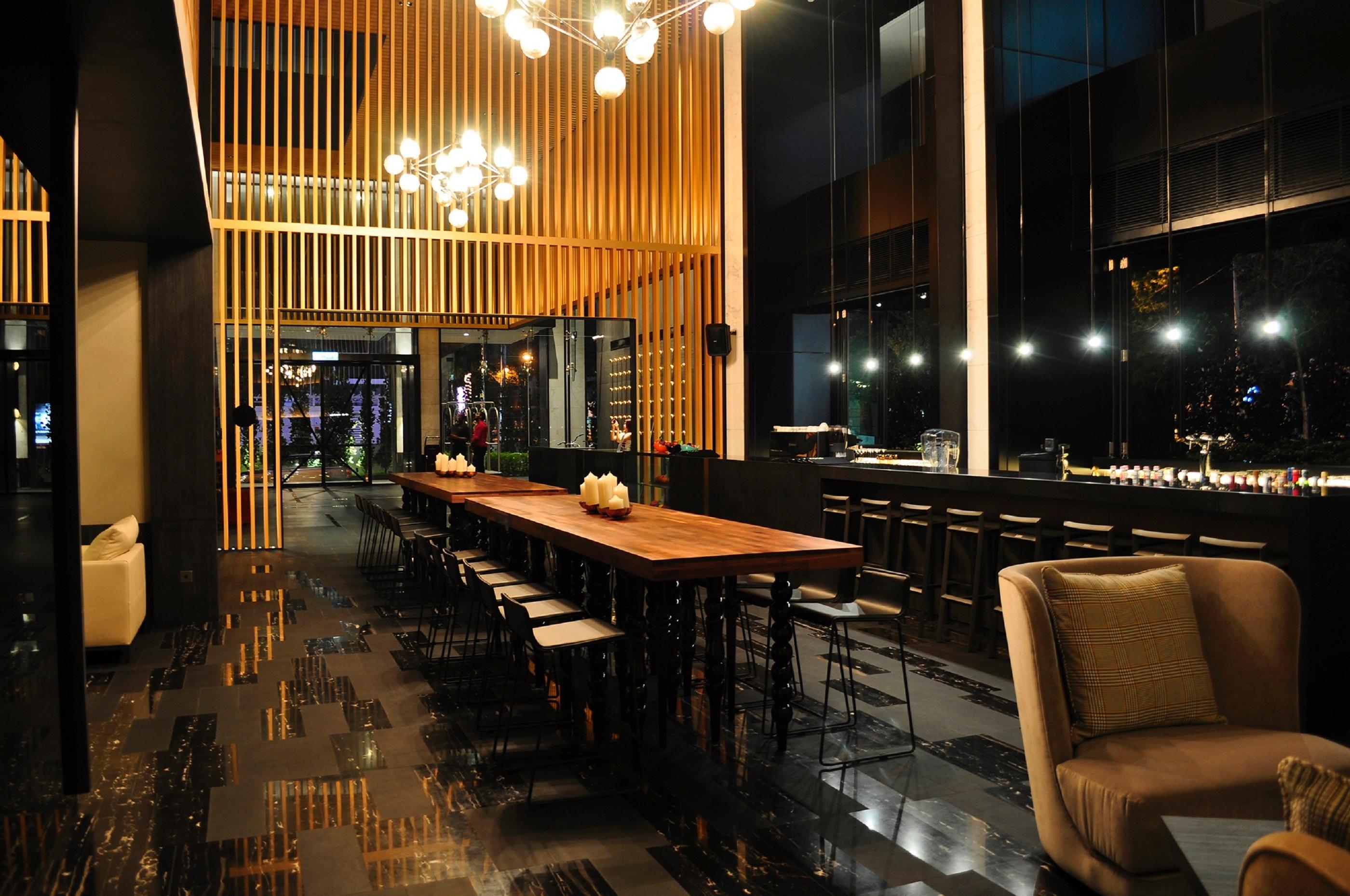 G Hotel Kelawai Tanjung Tokong Zewnętrze zdjęcie The bar at the 101 Skybar