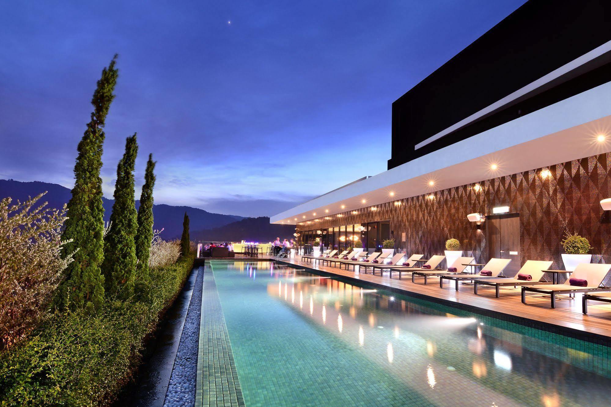 G Hotel Kelawai Tanjung Tokong Zewnętrze zdjęcie The swimming pool at the hotel